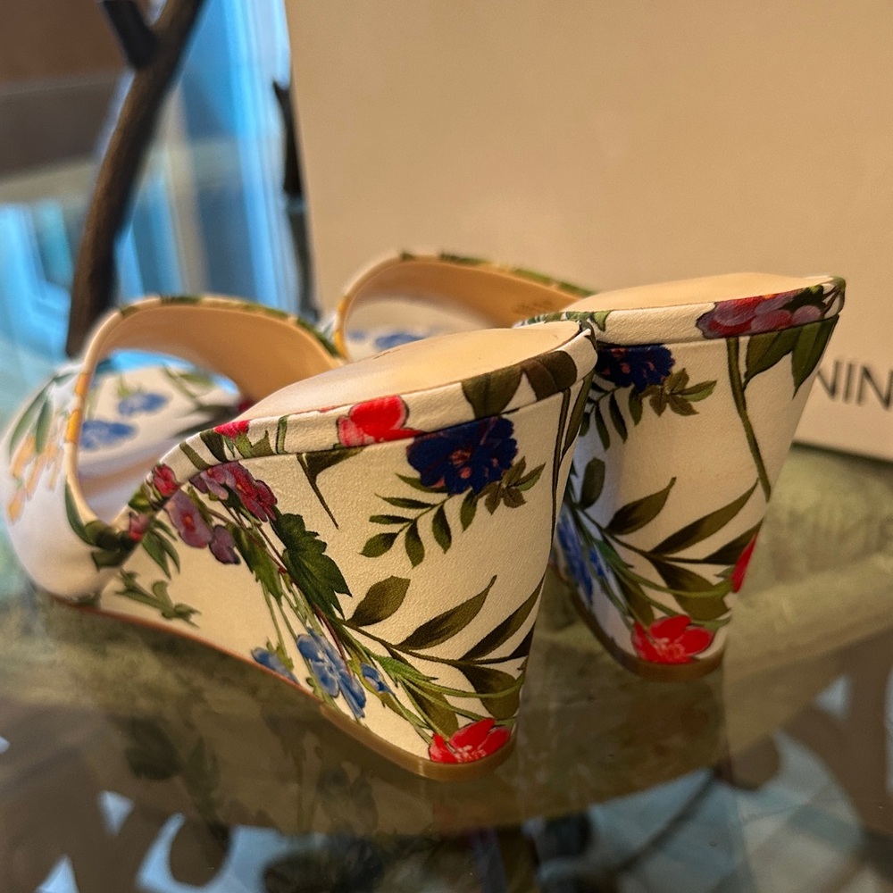 $95 Nine West Floral Wedge Sandals - Red and Green Sz 8 New In Box - Picture 8 of 16